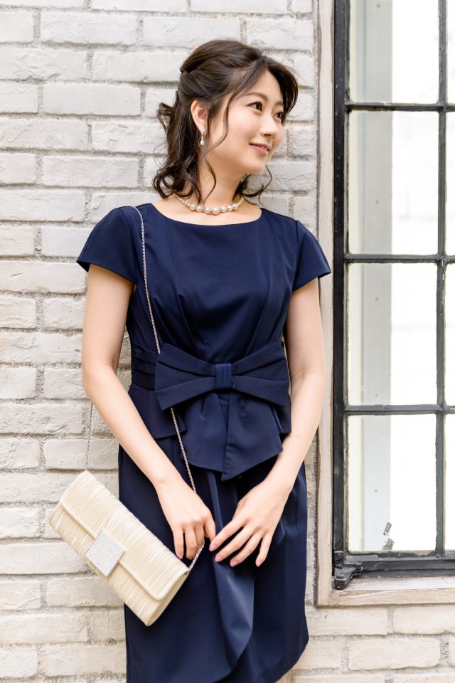 ウエストリボンの濃紺袖付きタイトドレス