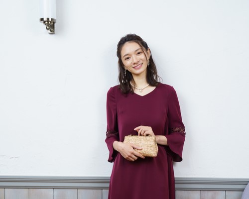 秋、結婚式の服装のポイントは？　オススメパーティードレスと羽織もの